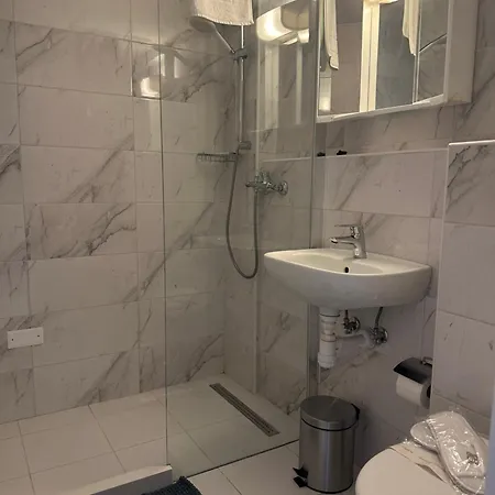 Leo Side Apartmán *